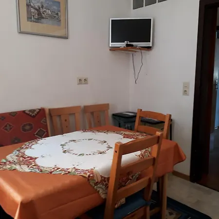 2 Meyer Apartment *